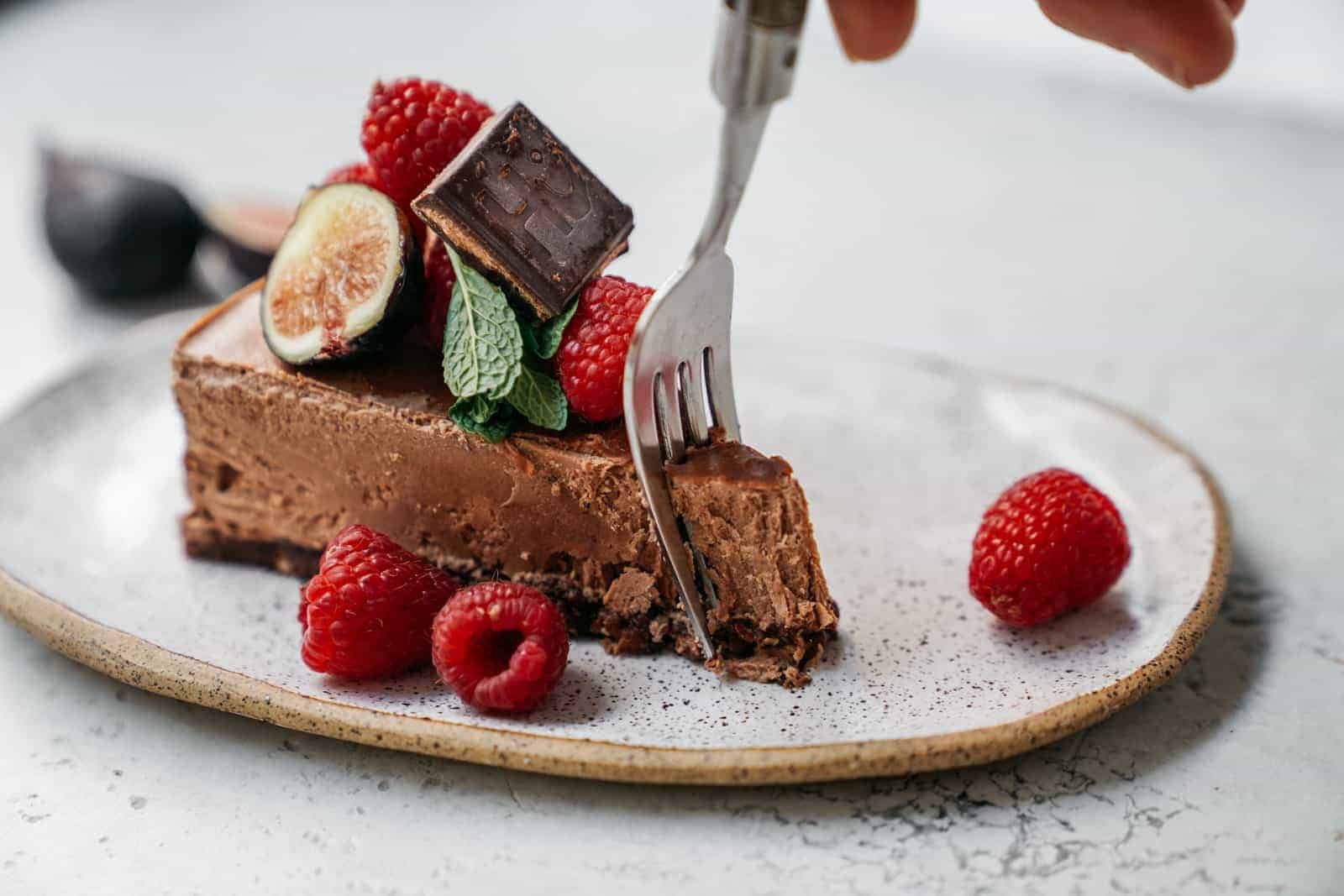 Luscious & Creamy: Vegan No-Bake Cashew Chocolate Mousse Cake Guide